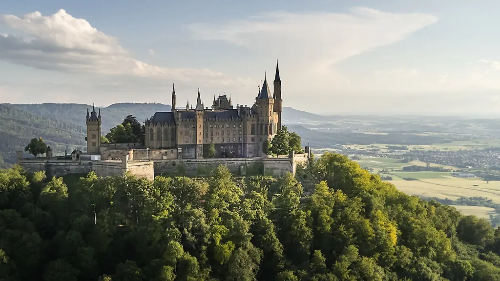 Luftaufnahme der Burg Hohenzollern bei Sonnenaufgang