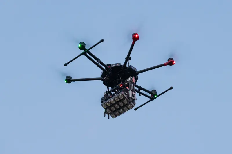 Lichtdrohne DJI M600 in der Dämmerung von unten, mit LED-Bar aus 15 Einzelstrahlern