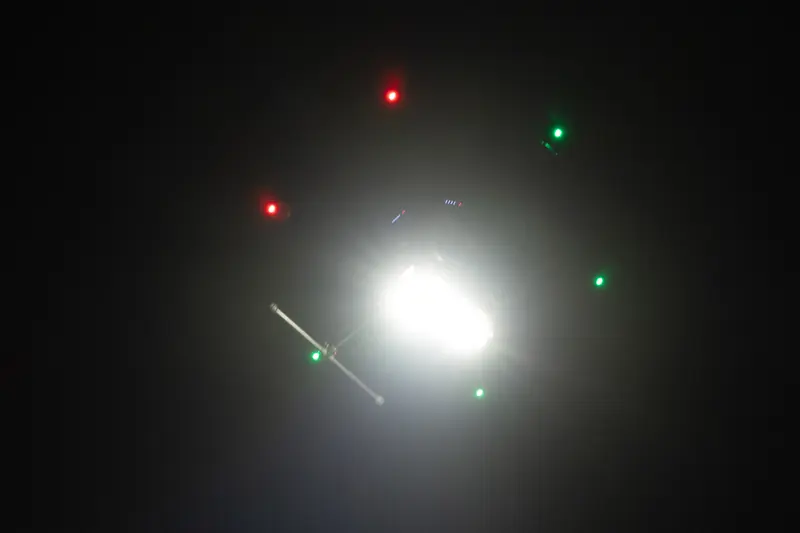 Lichtdrohne DJI M600 bei Nacht mit eingeschaltetem 2000-Watt-LED-Scheinwerfer