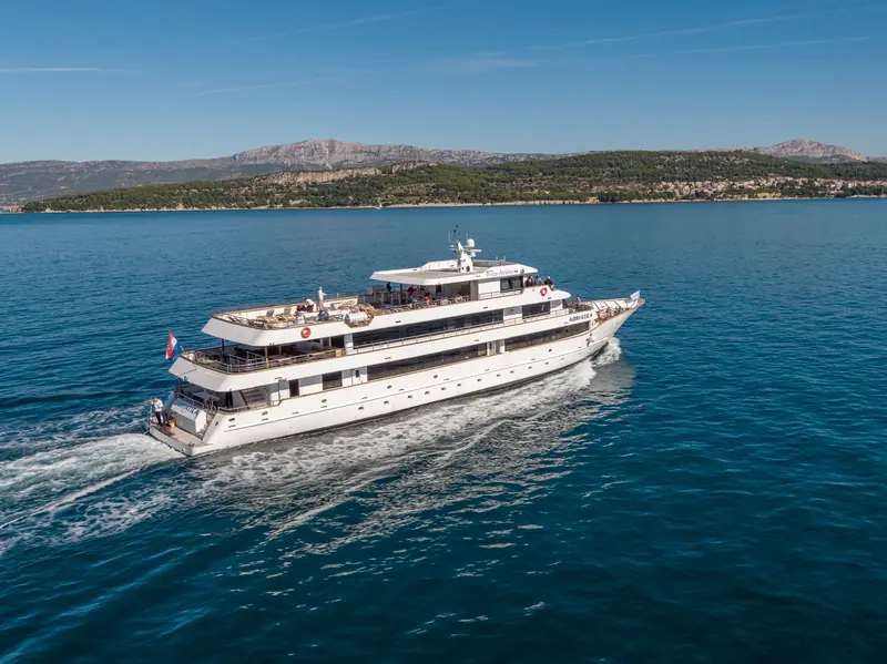 Kreuzfahrtschiff MV Thurgau Adriatica auf der Adria, aus der Luft gefilmt