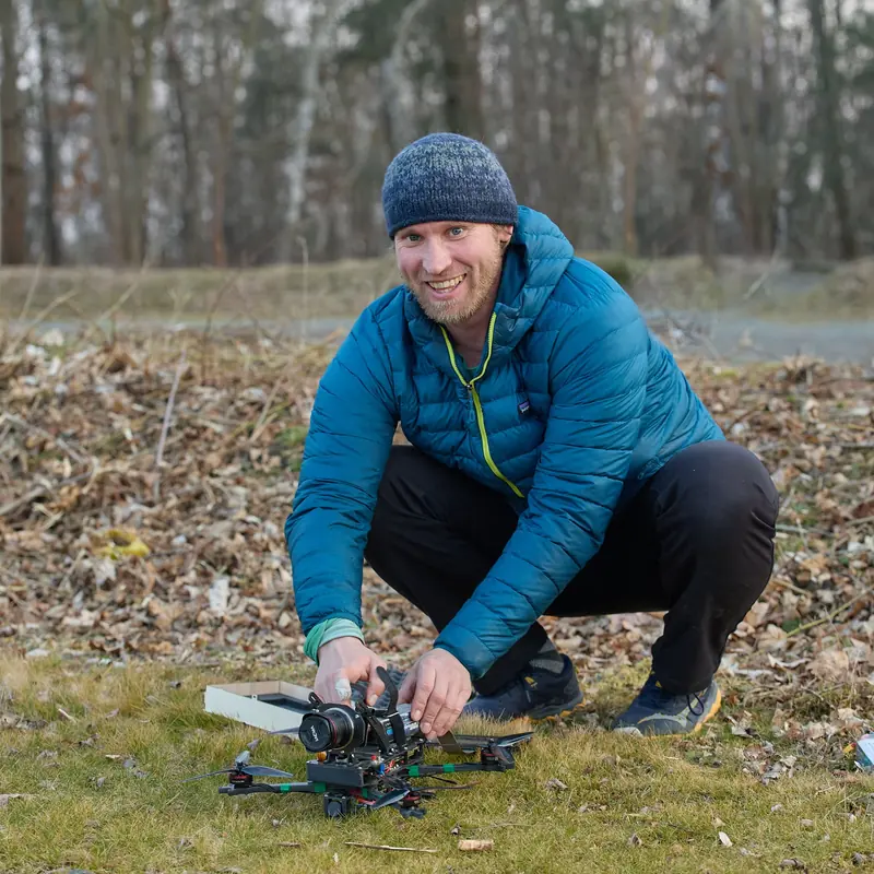 Albrecht Bloße beim Aufbau einer Drohne für eine Filmproduktion