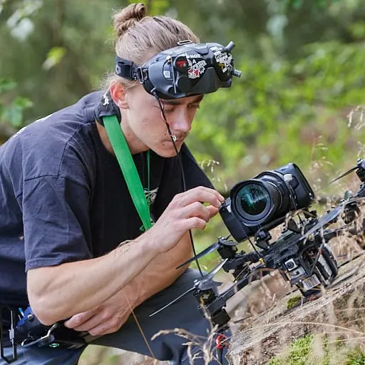 Marius Ramminger stellt die Kamera auf einer FPV-Drohne ein