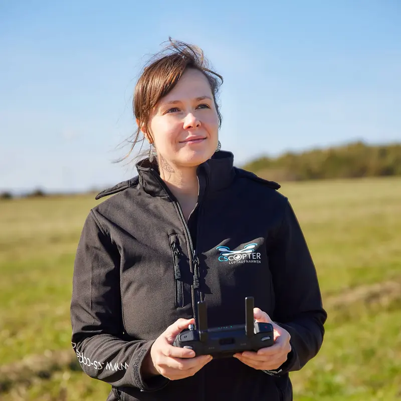 Sabine Siems mit Drohnen-Fernsteuerung auf einer Wiese