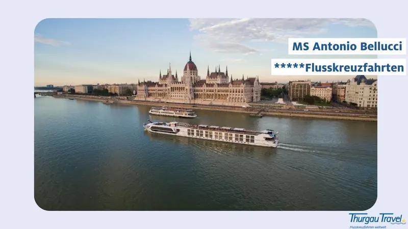 Flusskreuzfahrtschiff MS Antonio Bellucci auf der Donau vor dem Parlament in Budapest