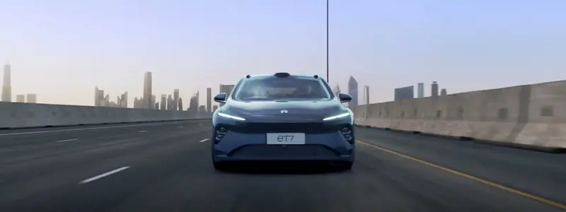 Elektro-Limousine NIO ET7 auf einer Stadtautobahn – Werbespot mit FPV-Aufnahmen