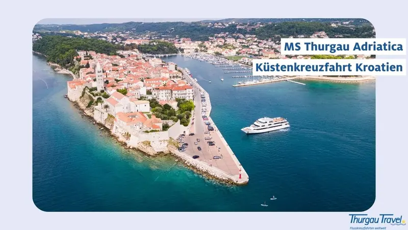 Kreuzfahrtschiff MV Thurgau Adriatica vor der Altstadt von Rab in Kroatien