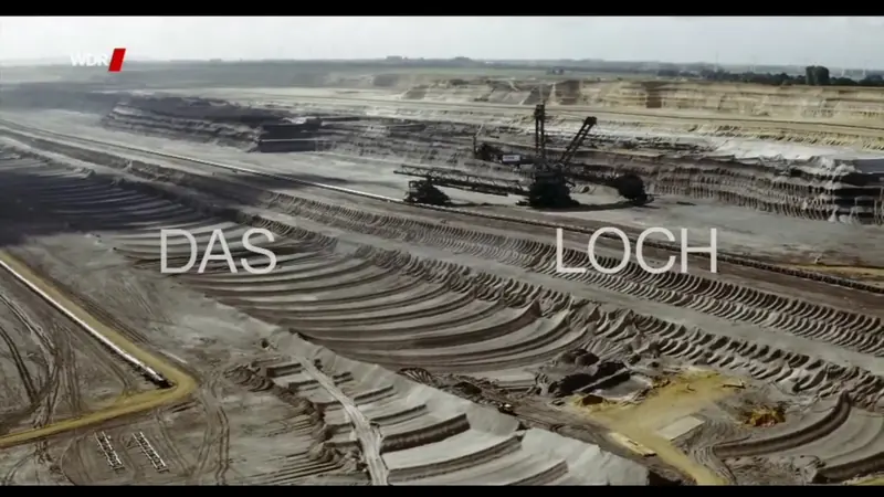 Braunkohletagebau Garzweiler mit Schaufelradbagger aus der Luft – Szene aus der WDR-Dokumentation „Das große Loch“