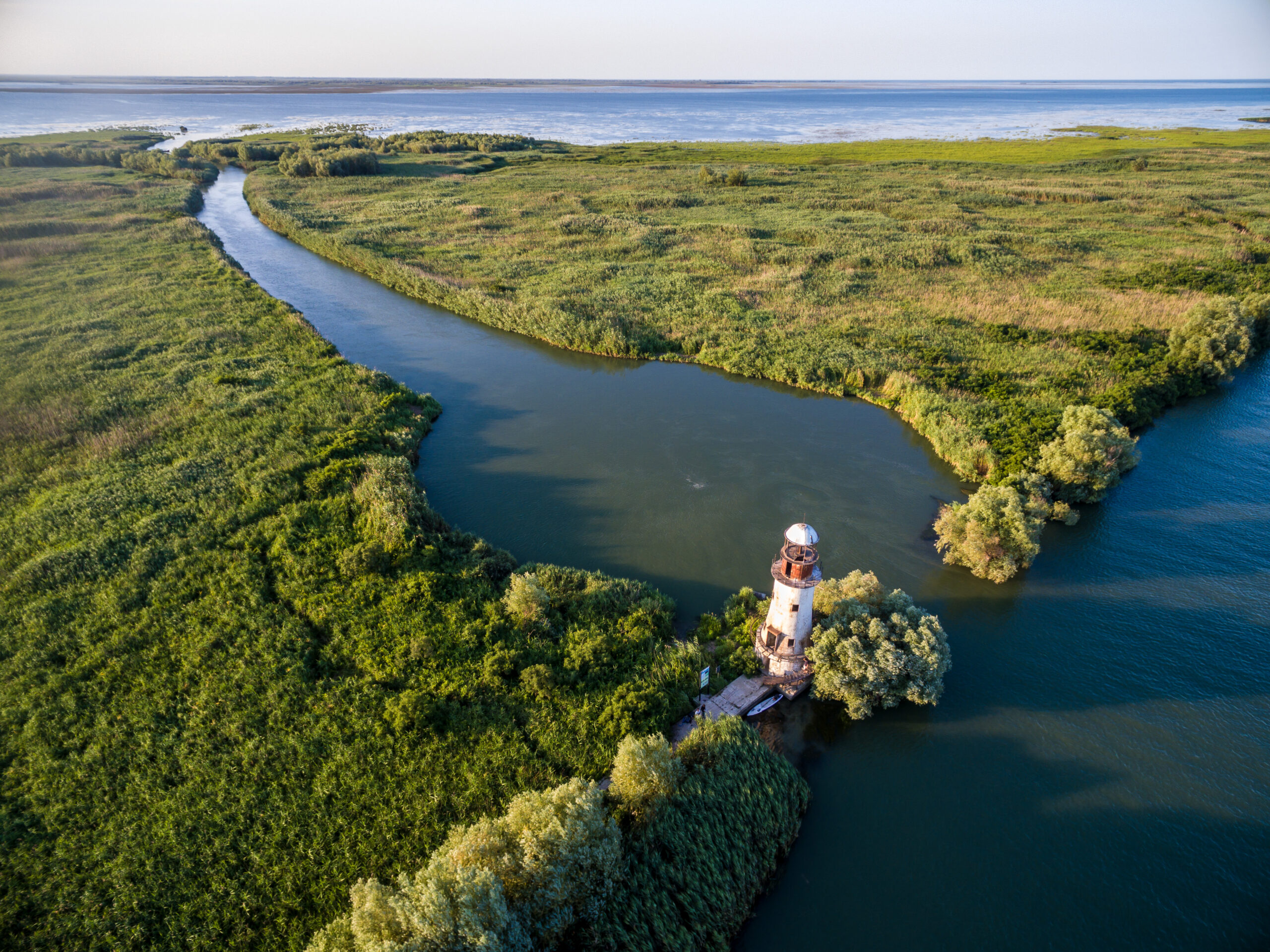Luftaufnahmen des weißen Leuchtturms von Sulina im Donaudelta, fotografiert 2015 per Drohne