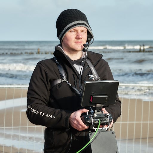 Christian Scheunert | CS-Copter Christian Scheunert bei der Arbeit mit einer Drohnen-Fernsteuerung in der Hand