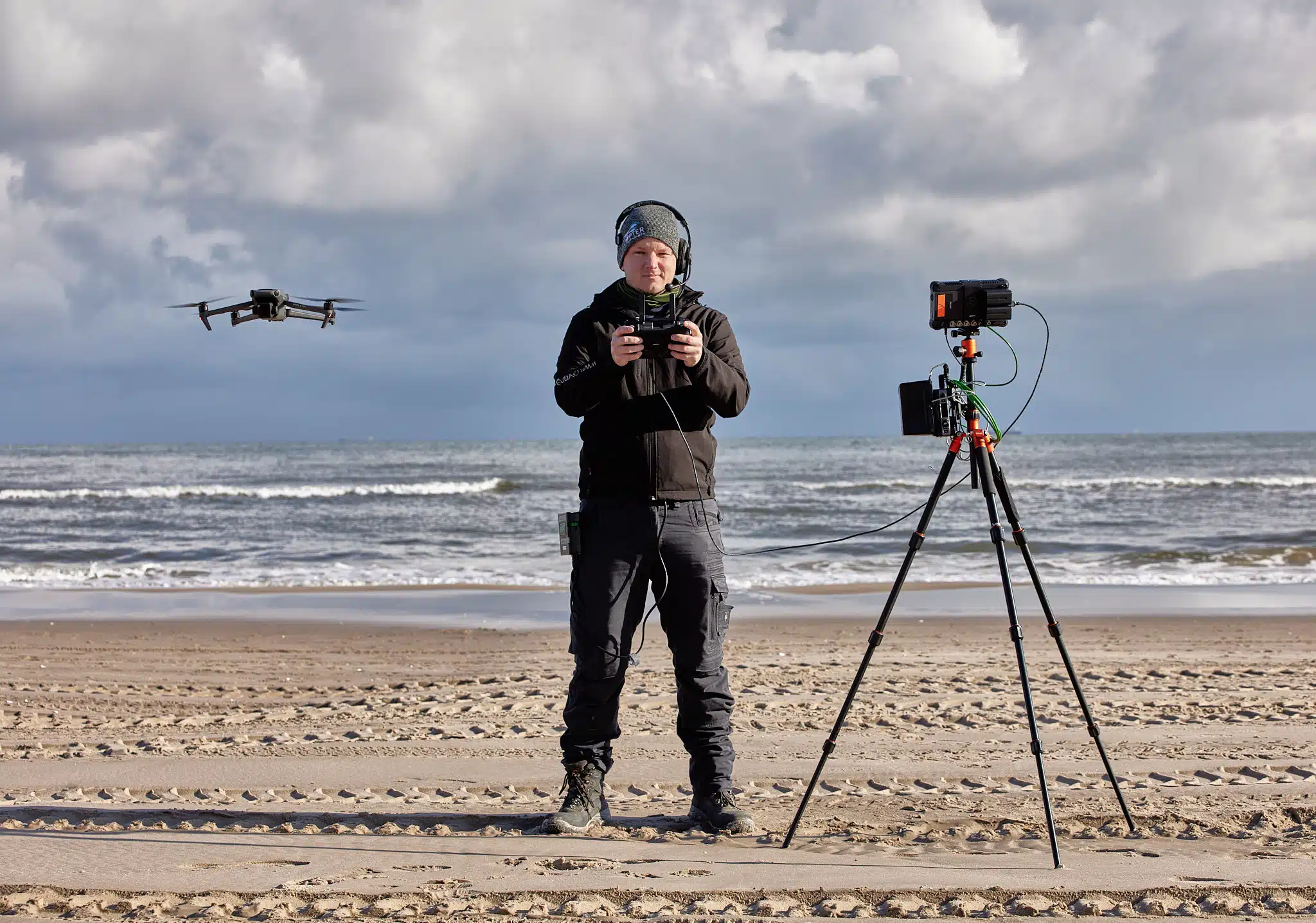 Christian Scheunert steuert DJI Mavic 3 Cine am Ostsee-Strand mit Live-Übertragung per Funkstrecke zum Ü-Wagen.