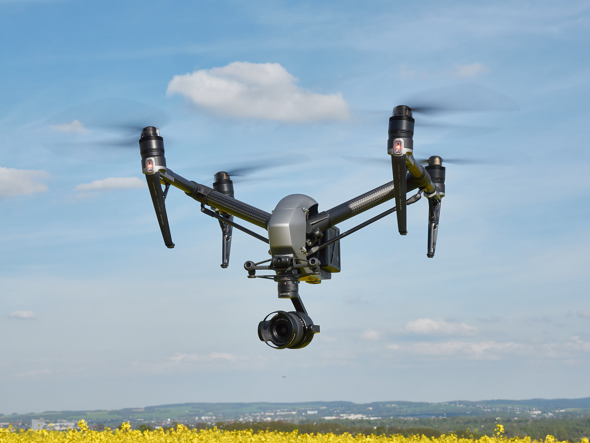 CS-Copter | DJI Inspire 2 Der DJI Inspire 2 vom Drohnenservice fliegt über dem Rapsfeld.